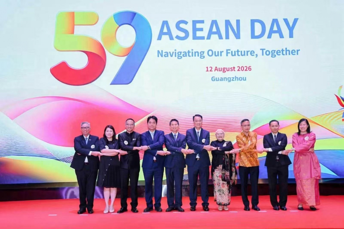 Tổng Lãnh sự Nguyễn Việt Dũng (thứ 4 từ trái sang), Tổng Lãnh sự các nước ASEAN tại Quảng Châu, đại diện Tổng Lãnh sự quán Brunei tại Nam Ninh và Phó Chủ nhiệm Văn phòng Ngoại vụ tỉnh Quảng Đông Hà Như Thắng tại lễ kỷ niệm. Ảnh: TLSQ