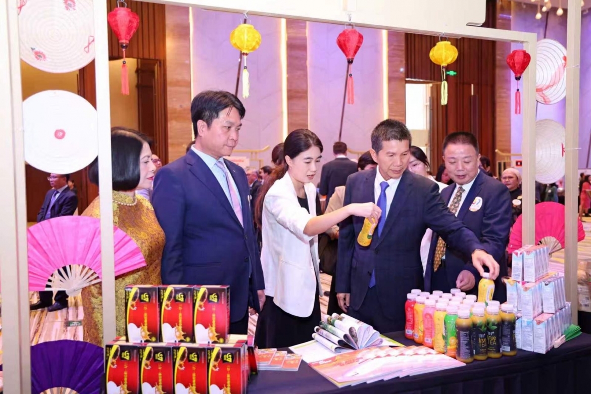 Phó Chủ nhiệm Văn phòng Ngoại vụ tỉnh Quảng Đông Hà Như Thắng (thứ 2 từ phải sang) tham quan Gian trưng bày các sản phẩm quảng bá du lịch, văn hóa và ẩm thực Việt Nam. Ảnh: TLSQ