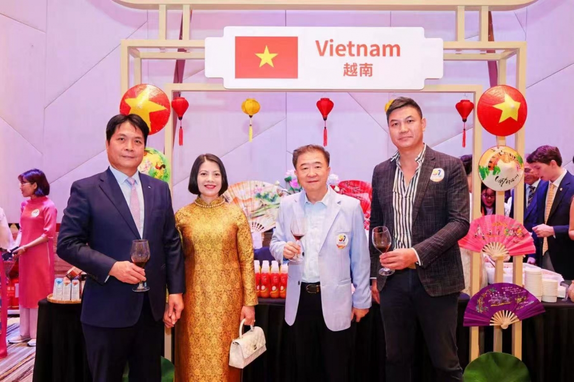 Tổng Lãnh sự Nguyễn Việt Dũng và Phu nhân cùng Chủ tịch Quảng phủ Hội, tỉnh Quảng Đông Liêu Vị Uơng (thứ 2 từ phải sang). Ảnh: TLSQ