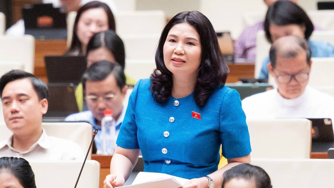 Bà Trần Thị Vân - Phó Trưởng đoàn Đại biểu Quốc hội tỉnh Bắc Ninh phát biểu tại hội trường Quốc hội.