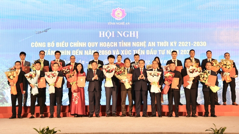 Lãnh đạo tỉnh Nghệ An trao quyết định chấp thuận chủ trương đầu tư, giấy chứng nhận đăng ký đầu tư và ký kết các biên bản ghi nhớ hợp tác với các tập đoàn, tổ chức kinh tế trong và ngoài nước - Ảnh: VGP/Thu Sa