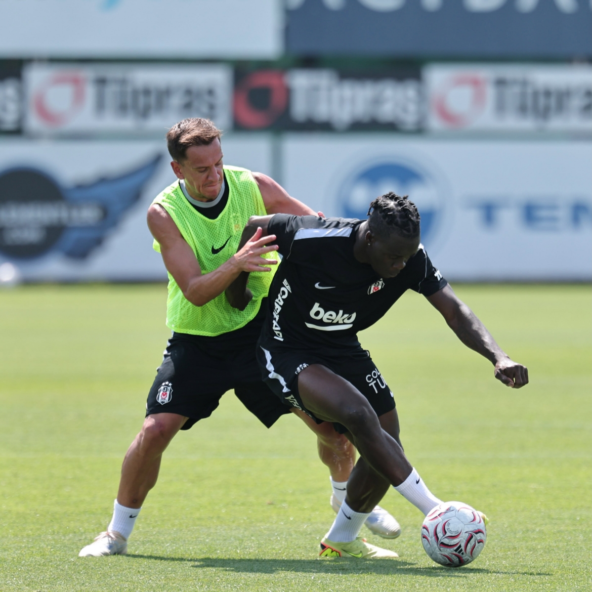 Các cầu thủ Besiktas tập luyện trước giờ thi đấu. (Ảnh: Besiktas). 
