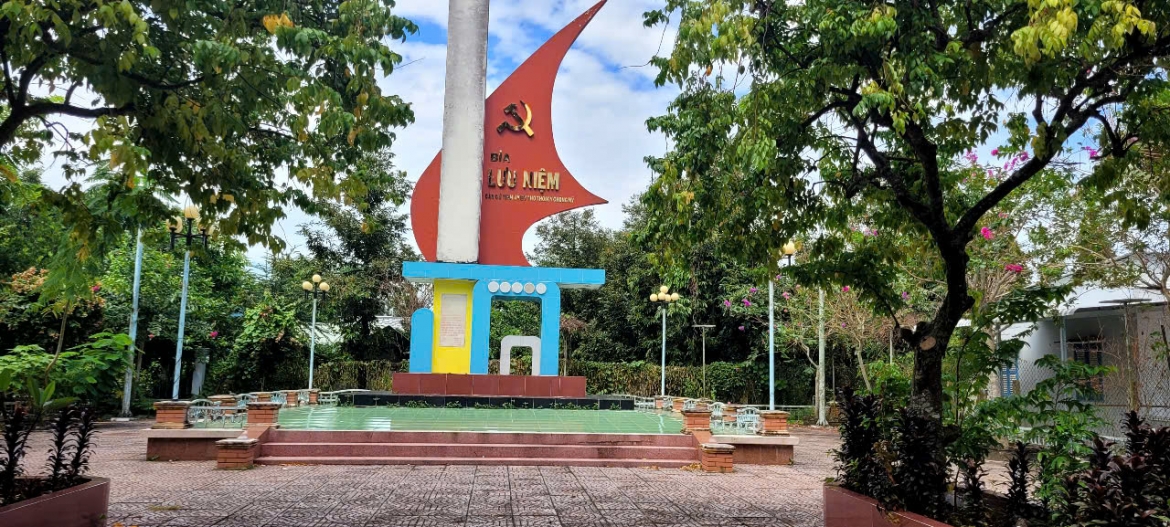 Bia lưu niệm căn cứ Tỉnh ủy Mỹ Tho trong kháng chiến chống Mỹ tại xã Long Tiên