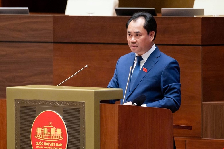 Bộ trưởng Bộ Nông nghiệp và Môi trường Trịnh Việt Hùng báo cáo giải trình trước Quốc hội (Ảnh: quochoi.vn)