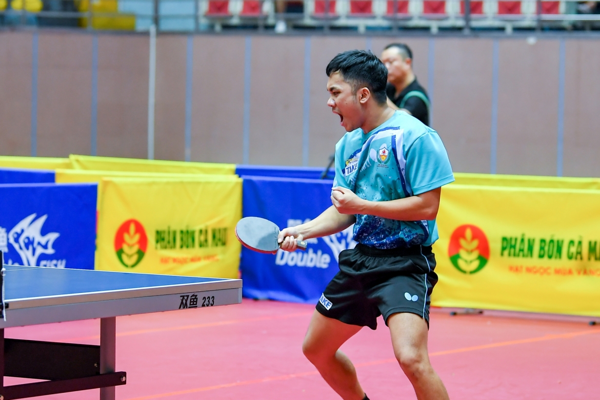 Tay vợt Đinh Anh Hoàng.