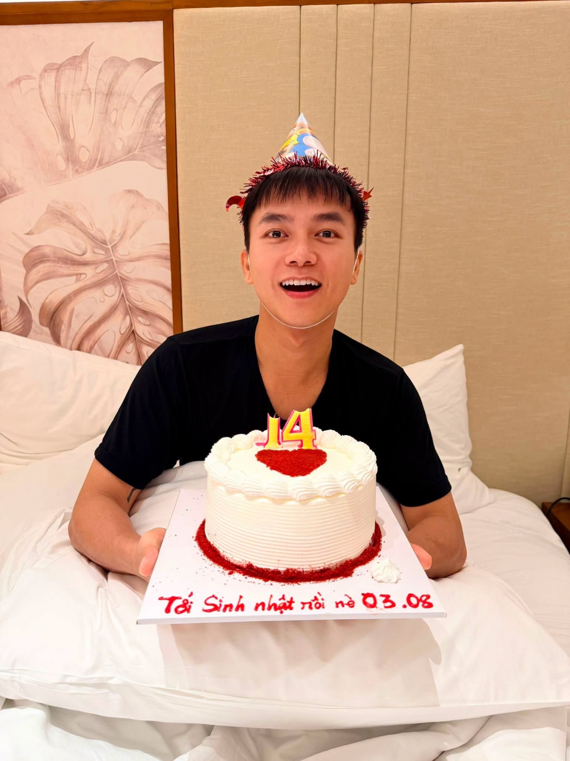 Bùi Công Nam chia sẻ ảnh kỷ niệm sinh nhật cùng lời nhắn dí dỏm: "23 tuổi nhìn trẻ thiệt chứ. Chúc mừng nhé". Sự hài hước quen thuộc của nam nhạc sĩ khiến người hâm mộ bật cười.