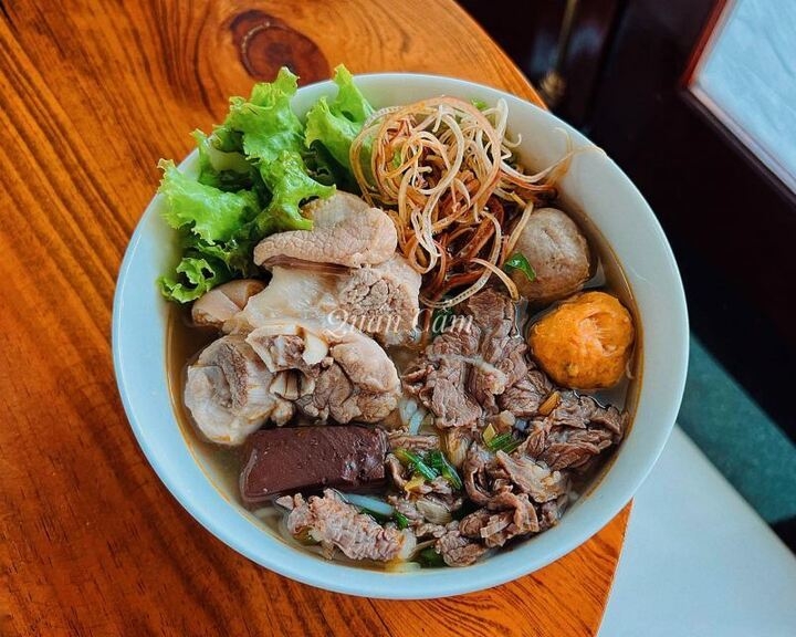 Bún bò Huế (Ảnh: Quán Cầm)