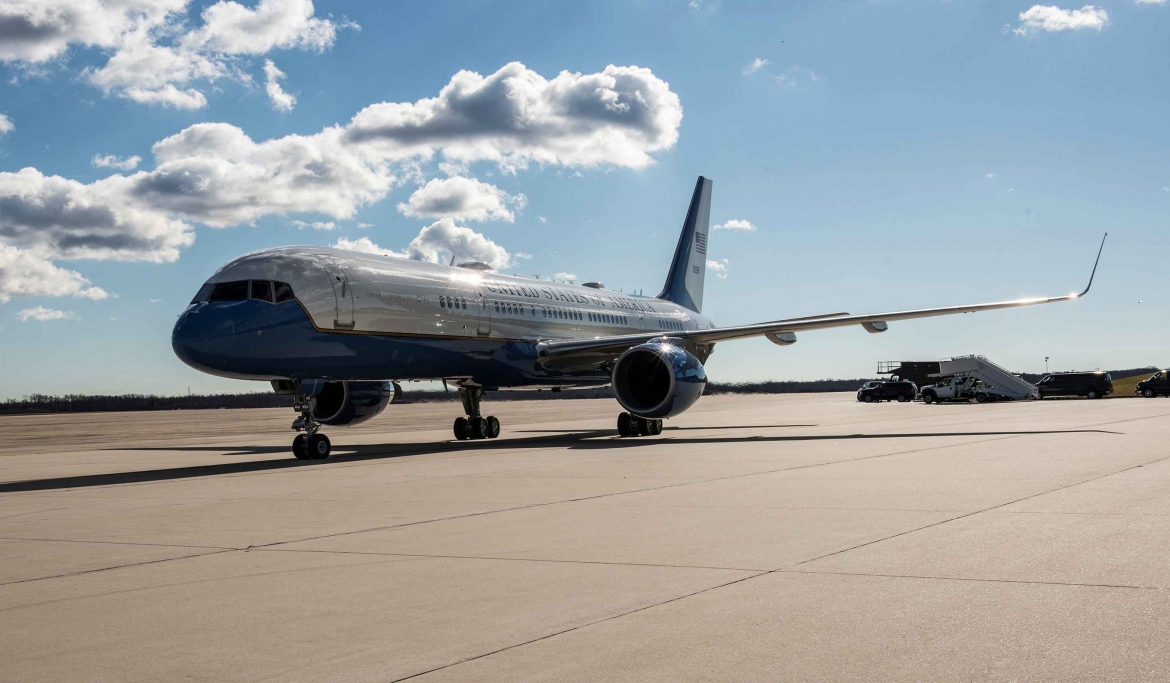 Máy bay Boeing C-32A có nhiệm vụ đưa ông Trump từ Ankara tới căn cứ quân sự tại Anh (Ảnh: Bộ Quốc phòng Mỹ)