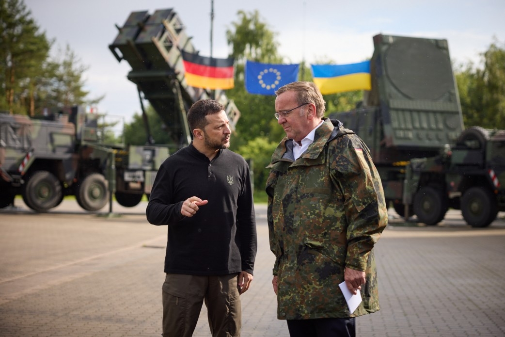 Tổng thống Ukraine Volodymyr Zelenskyy, Bộ trưởng Quốc phòng Đức Boris Pistorius thăm đơn vị Tên lửa Đất đối Không số 21 tại Sanitz, Đức nơi các quân nhân Ukraine đang được huấn luyện vận hành hệ thống phòng không Patriot. (Ảnh: Văn phòng Tổng thống Ukraine)