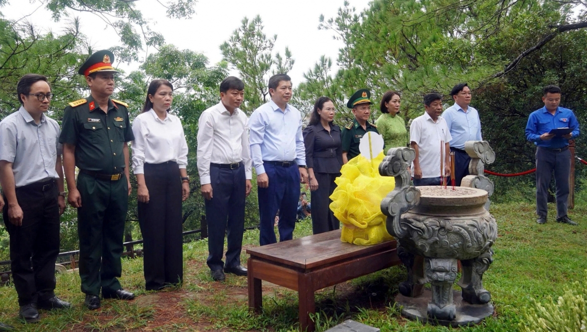 Các đại biểu tưởng niệm Đại tướng Võ Nguyên Giáp