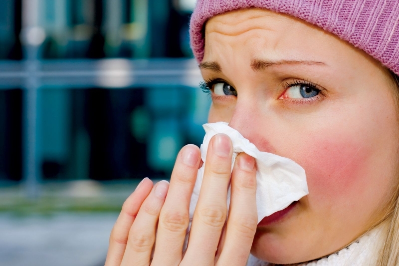 Mất khứu giác khi cảm lạnh thường do nghẹt mũi, viêm và phù nề niêm mạc.