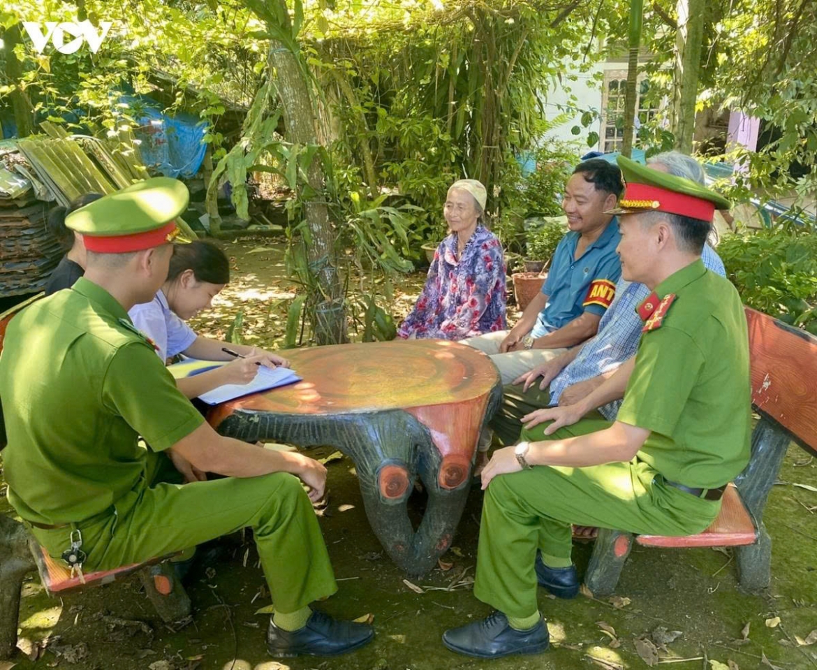 Công an thị trấn Sao Vàng (Thanh Hóa) thường xuyên gặp gỡ, tuyên truyền cho quần chúng nhân dân. Ảnh: CATH