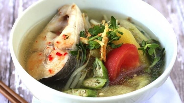 Canh chua cá lóc có vị chua thanh, dễ ăn, đồng thời cung cấp protein từ cá, chất xơ, vitamin và khoáng chất từ rau củ