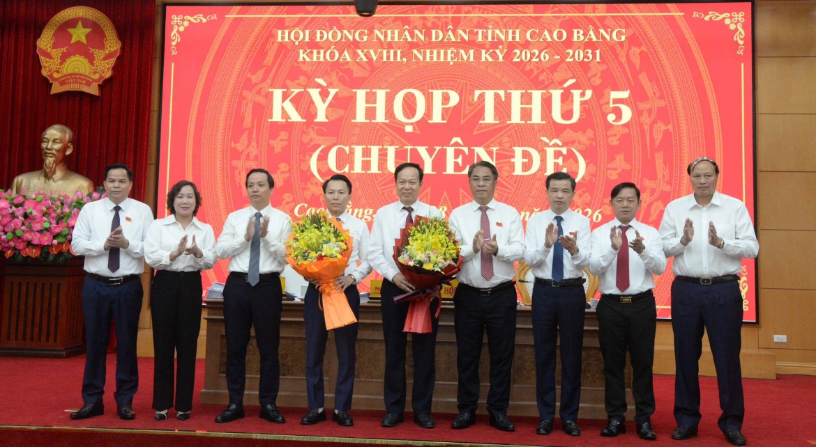 Tân Phó Chủ tịch UBND tỉnh Cao Bằng Lương Tuấn Hùng (thứ 4 từ trái sang).