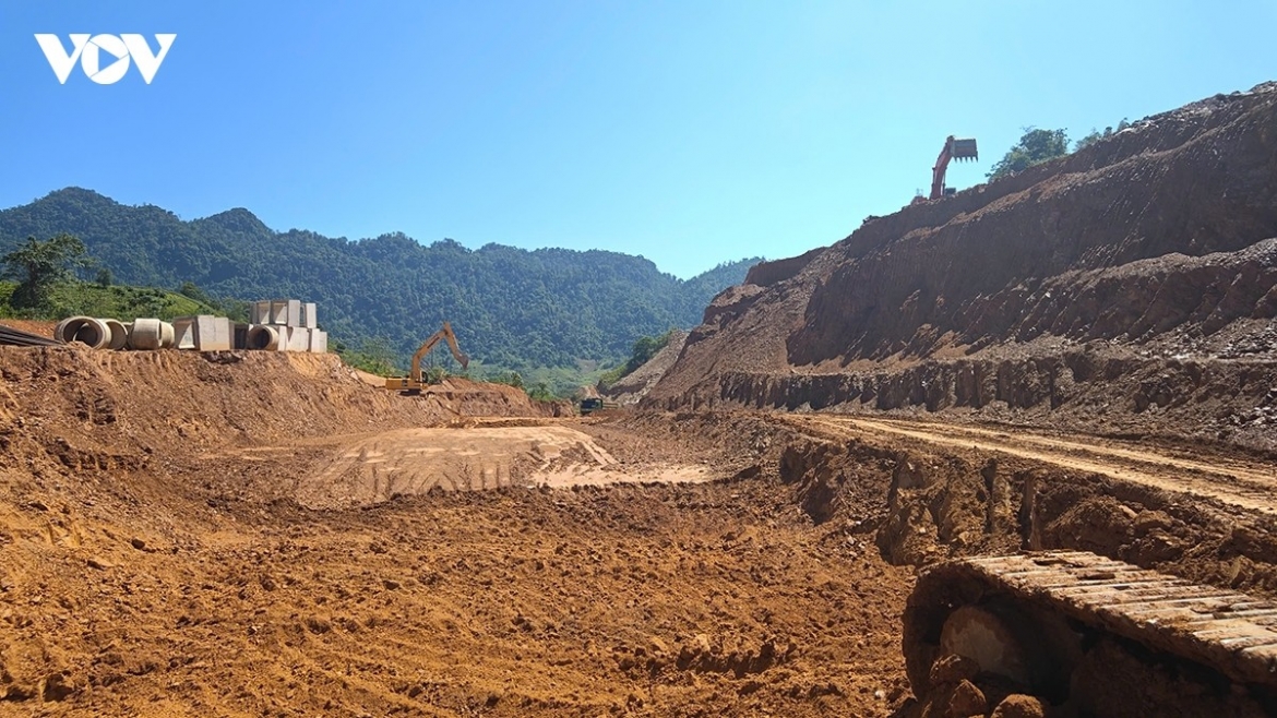 Công trường cao tốc Hòa Bình - Mộc Châu, đoạn qua xã Vân Hồ luôn rộn ràng tiếng máy móc, xe cơ giới hoạt động liên tục.