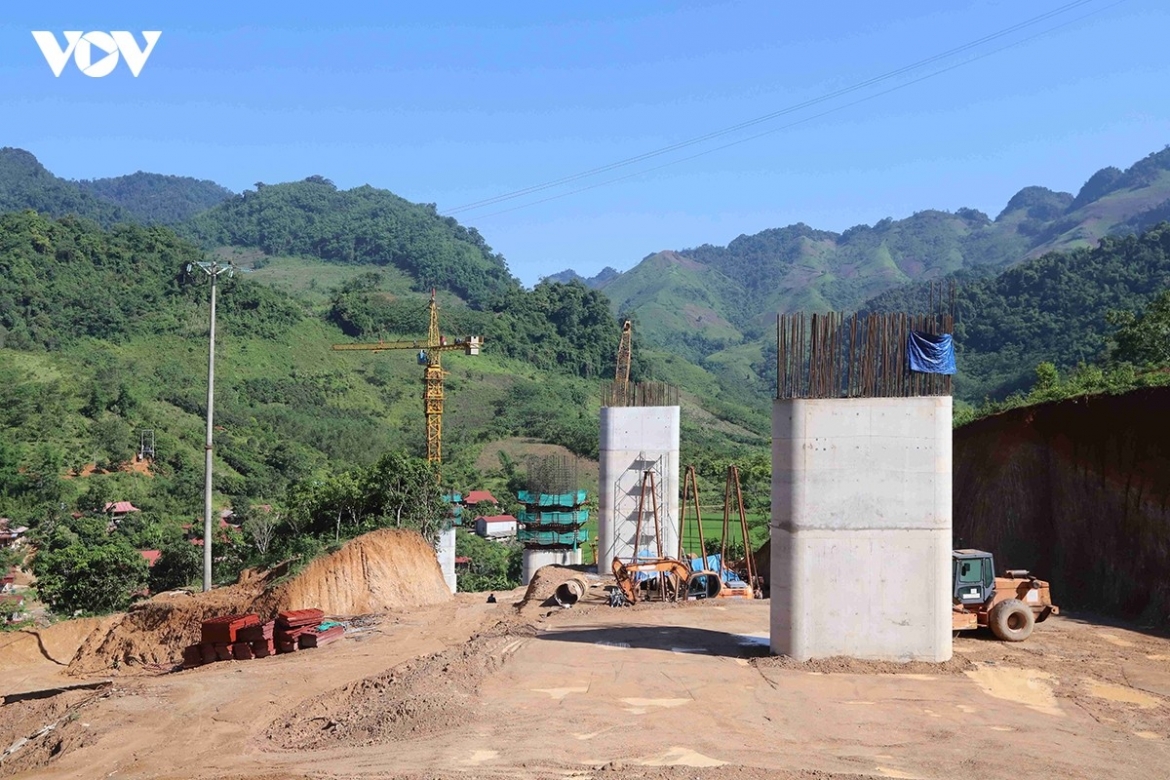 Những trụ cầu dần vươn cao giữa núi rừng Vân Hồ, từng bước hiện thực hóa tuyến cao tốc kết nối Tây Bắc với vùng Thủ đô.