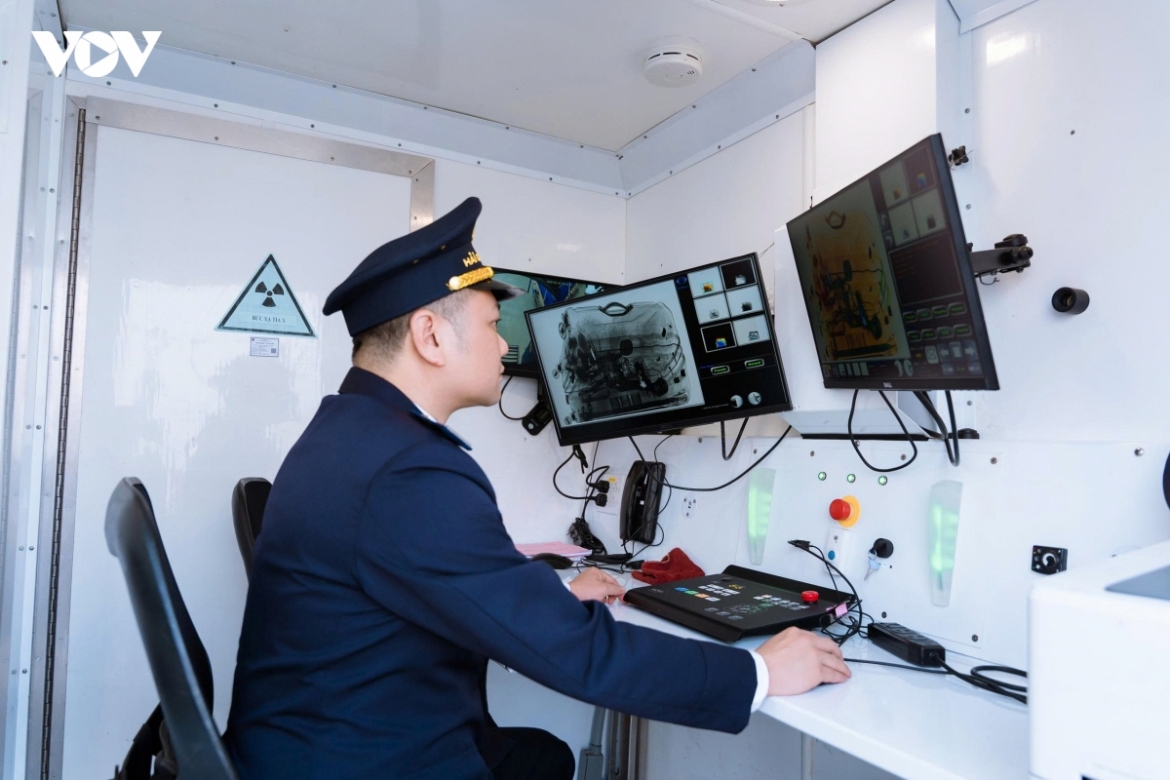 Quảng Ninh đang tiếp tục triển khai chuyển đổi số, xây dựng cửa khẩu thông minh, phát triển dịch vụ logistics,
kho bãi và trung tâm kiểm tra hàng hóa