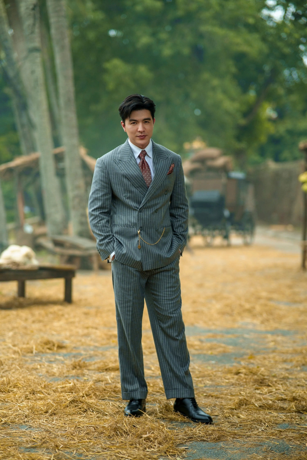 Steven Nguyễn gây chú ý với tạo hình lịch lãm trong những hình ảnh đầu tiên của phim.
