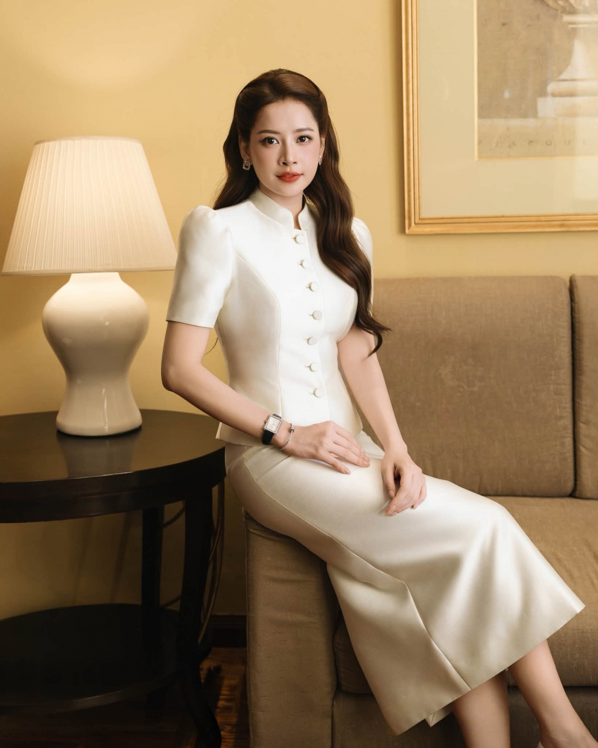 Chi Pu xuất hiện với hình ảnh kiêu sa, nữ tính. Dòng chú thích “Tiểu thư nhà ai ấy” cũng nhanh chóng nhận được sự hưởng ứng từ người hâm mộ.