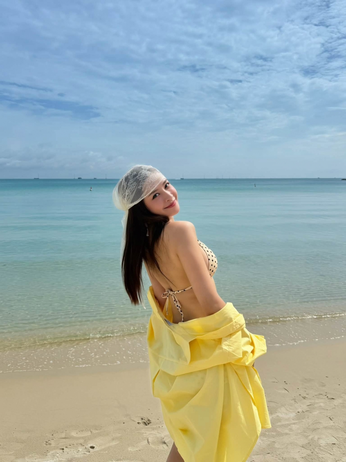 Chi Pu tiếp tục khiến dân mạng chú ý khi diện bikini, thả dáng giữa biển.