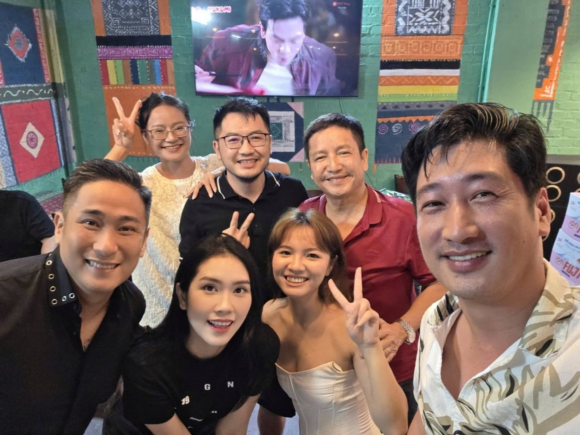 Dàn nghệ sĩ gồm NSƯT Chí Trung, NSƯT Ngọc Quỳnh, Minh Tiệp... chia sẻ hình ảnh tụ tập xem bóng đá và vui mừng trước chiến thắng của đội nhà.