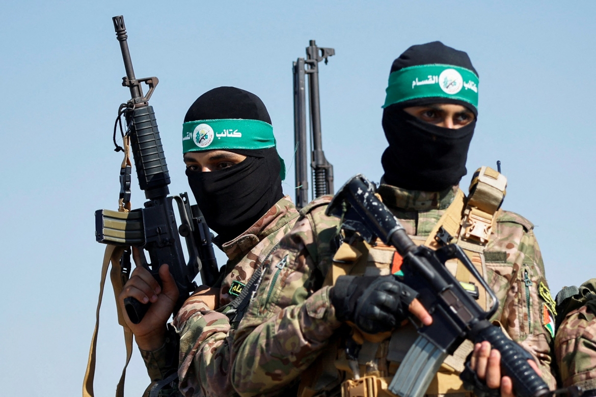 Chiến binh và vũ khí của nhóm Hồi giáo Hamas. Ảnh: Reuters.