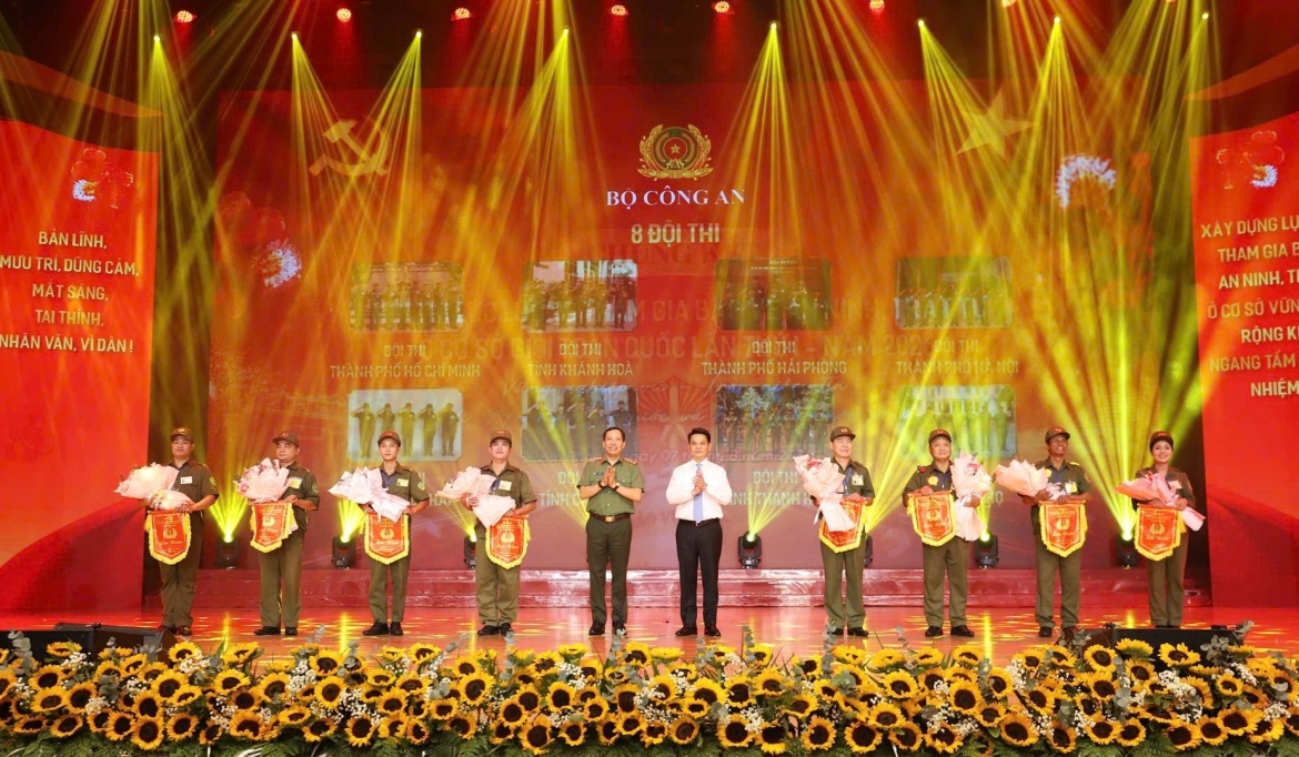 Thượng tướng Lê Văn Tuyến, Thứ trưởng Bộ Công an, Trưởng Ban chỉ đạo Hội thi và Bí thư Thành ủy Lê Ngọc Châu trao cờ lưu niệm và tặng hoa chúc mừng các đội tuyển tham dự chung kết hội thi.