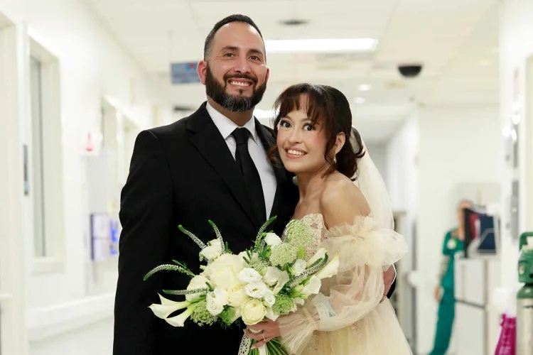 Gabriel Garcia và Adriana Pomares trong ngày cưới vào ngày 31/7 tại Bệnh viện Tim STHS. Nguồn: South Texas Health System