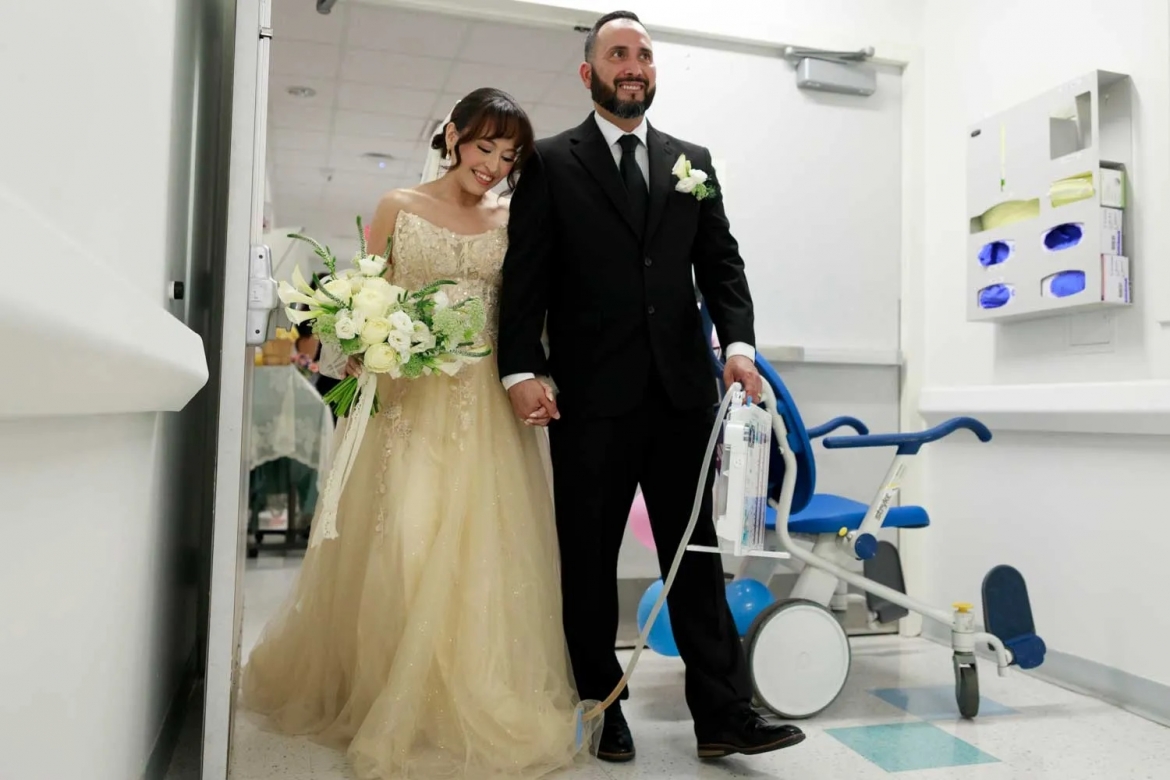 Adriana Pomares và Gabriel Garcia trong ngày cưới vào ngày 31/7 tại Bệnh viện Tim STHS. Nguồn: South Texas Health System