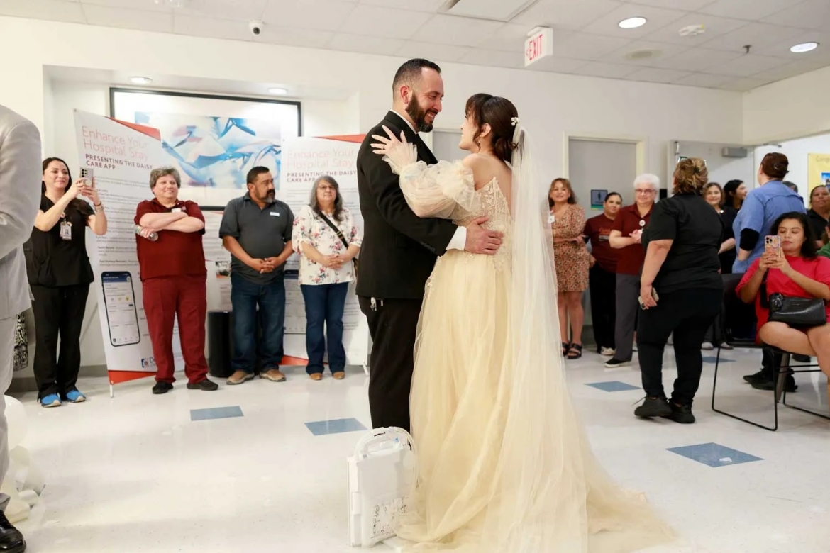 Gabriel Garcia và Adriana Pomares trong ngày cưới vào ngày 31/7 tại Bệnh viện Tim STHS. Nguồn: South Texas Health System
