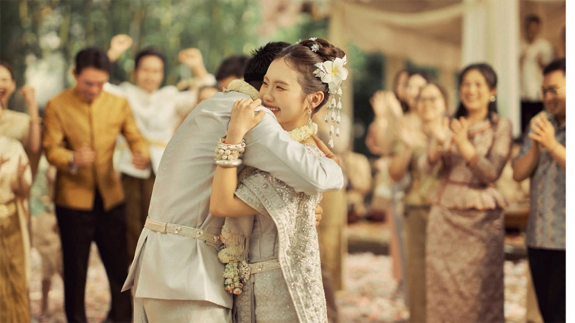 Mối tình "thanh mai trúc mã" đơm hoa bằng đám cưới rực rỡ. (Ảnh: FBNV)
