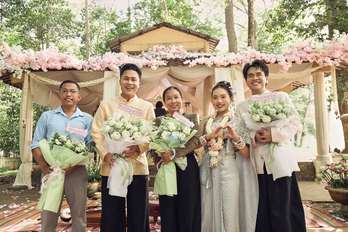 Phương Mỹ Chi và các thầy cô, cố vấn cho MV "Thiên đường với người thương". (Ảnh: FBNV)