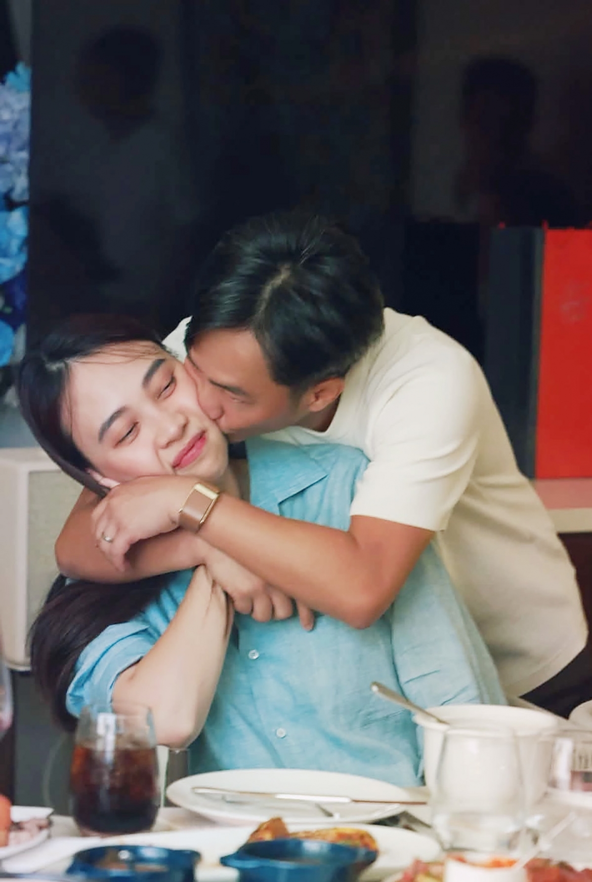 Trong bữa tiệc kỷ niệm 7 năm cưới bên bạn bè thân thiết cuối tháng 7, doanh nhân Cường Đôla ôm hôn bà xã và cho biết mỗi năm đều yêu Đàm Thu Trang nhiều hơn.