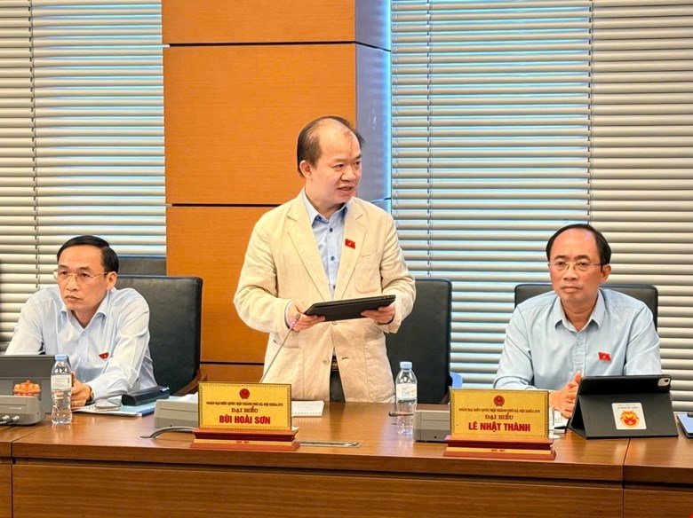Đại biểu Bùi Hoài Sơn phát biểu tại tổ. (Ảnh: Quốc hội)