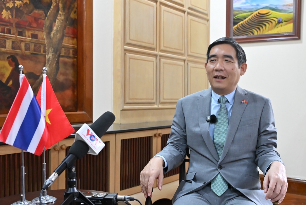 Đại sứ Phạm Việt Hùng trả lời phỏng vấn phóng viên Đài TNVN thường trú tại Thái Lan.