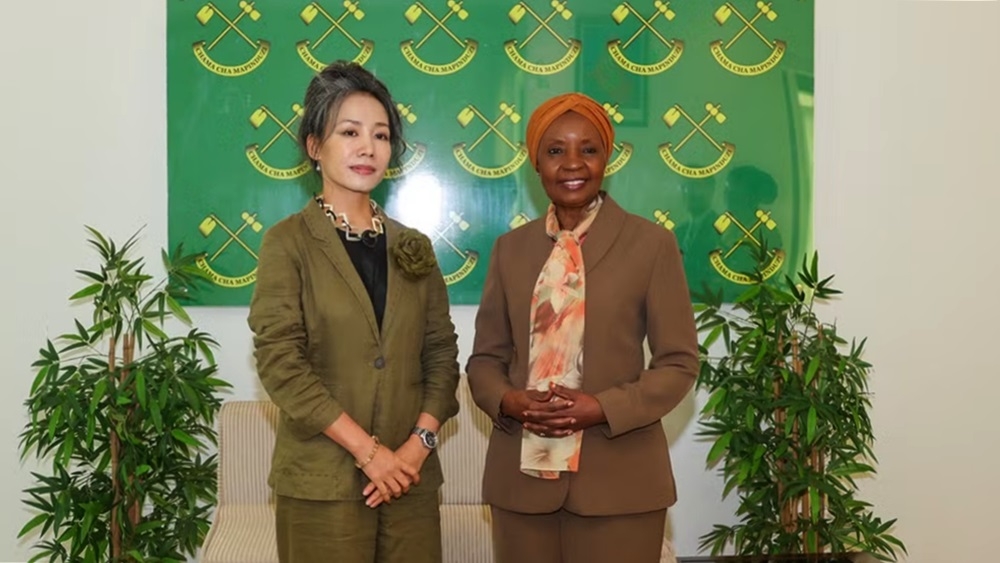 Đại sứ Việt Nam tại Tanzania Vũ Thanh Huyền và Tổng Thư ký Đảng Cách mạng Tanzania Asha-Rose Migiro. (Ảnh: ĐSQ Việt Nam tại Tanzania)
