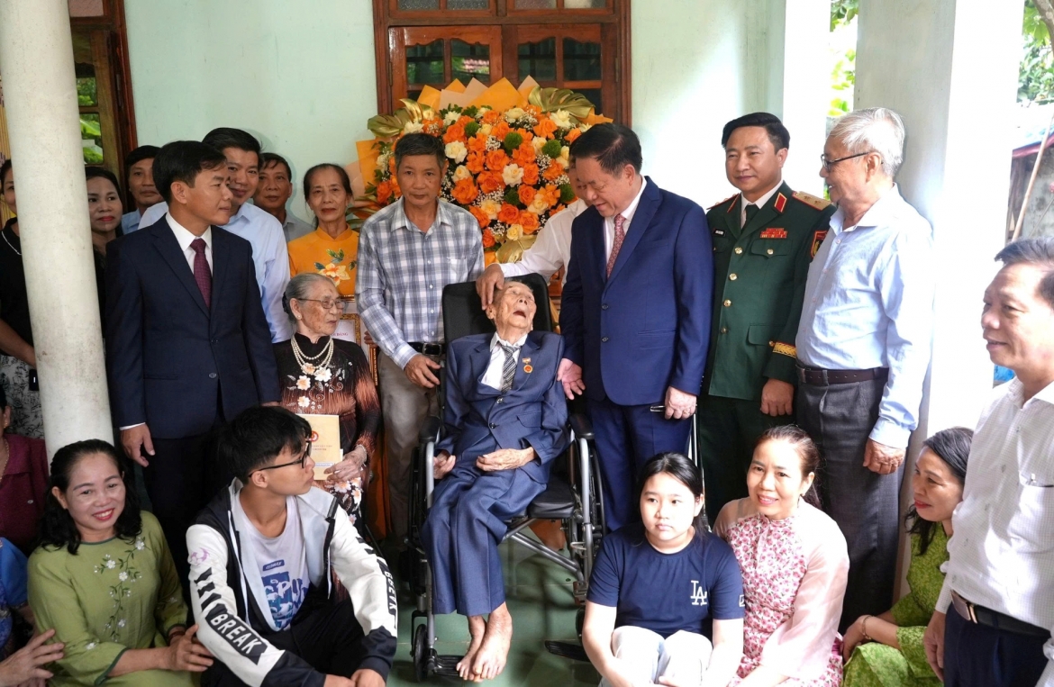 Chủ nhiệm Tổng cục Chính trị Quân đội Nhân dân Việt Nam chụp ảnh lưu niệm cùng gia đình đảng viên Nguyễn Anh Hùng