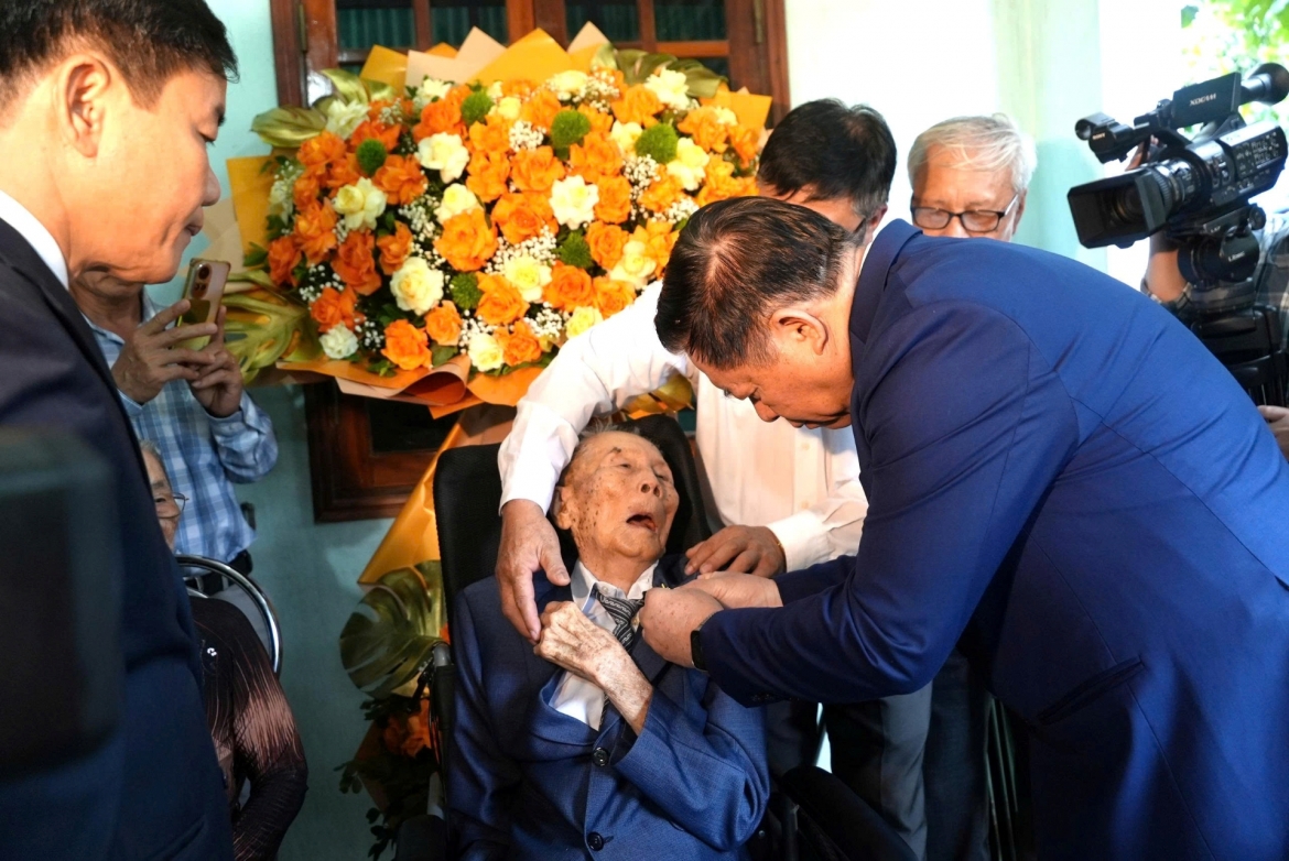 Đại tướng Nguyễn Trọng Nghĩa, Chủ nhiệm Tổng cục Chính trị Quân đội Nhân dân Việt Nam trao Huy hiệu 80 năm tuổi Đảng tặng đảng viên Nguyễn Anh Hùng