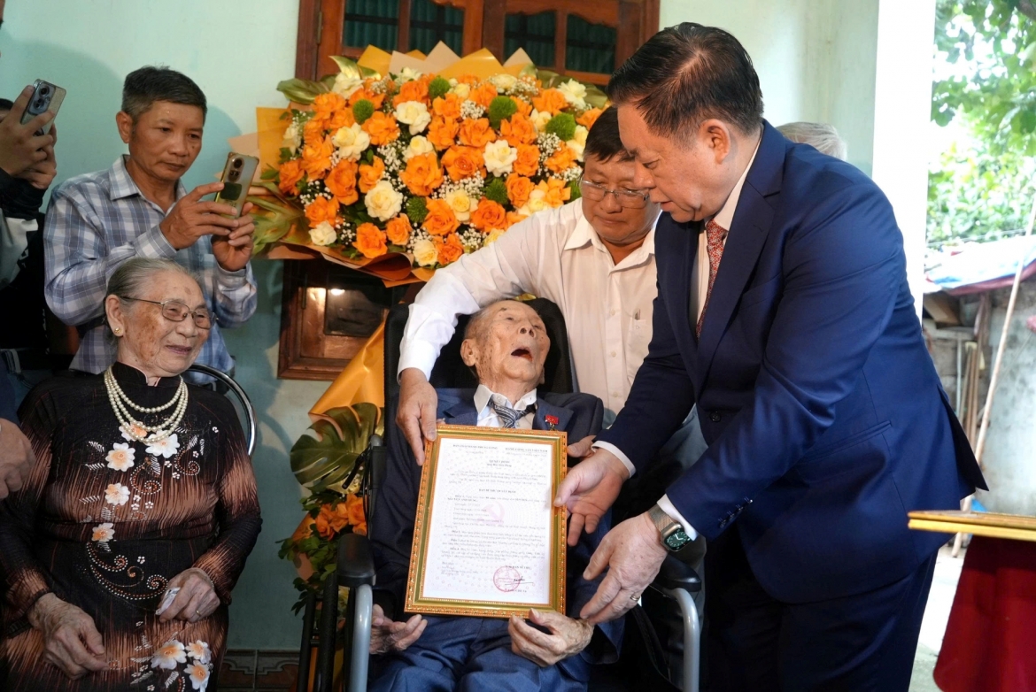 Đại tướng Nguyễn Trọng Nghĩa trao quyết định tặng Huy hiệu 80 năm tuổi Đảng cho đảng viên Nguyễn Anh Hùng