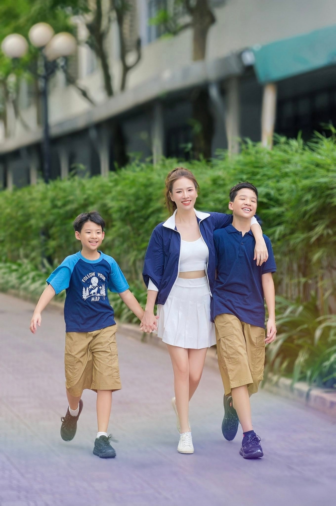 Trong nhiều bức ảnh được cô và ông xã đăng tải, gia đình bốn người xuất hiện với phong cách giản dị, cùng khám phá những địa điểm mới hoặc dành thời gian bên nhau khi công việc cho phép.
