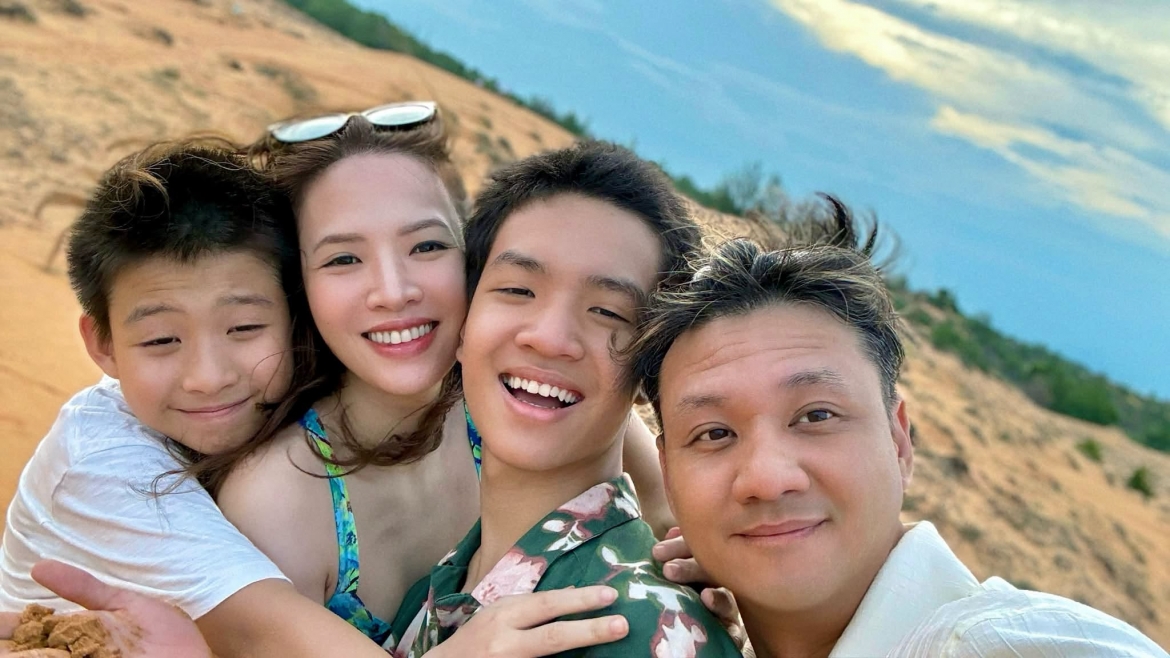 Sau 15 năm hôn nhân, Đan Lê và Khải Anh có hai con trai là Khải Minh và Khải Nguyên.