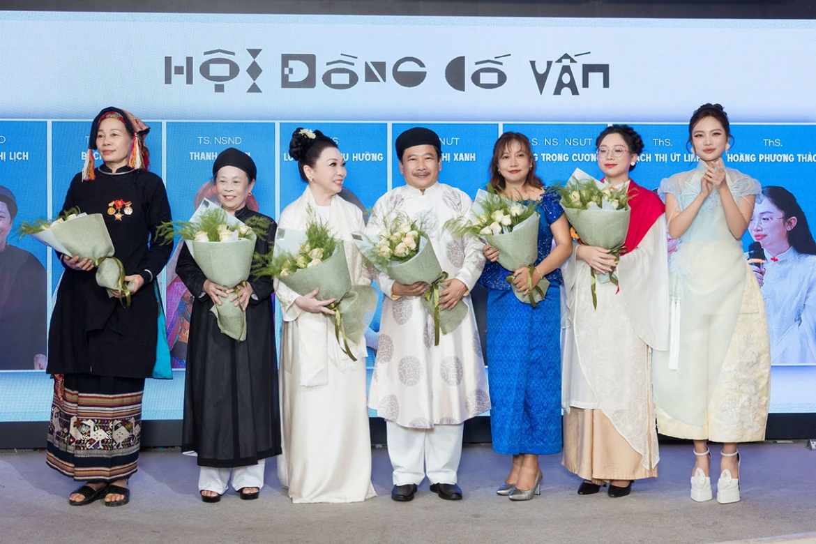 Phương Mỹ Chi và Hội đồng Cố vấn văn hóa tại buổi họp báo ra mắt album.