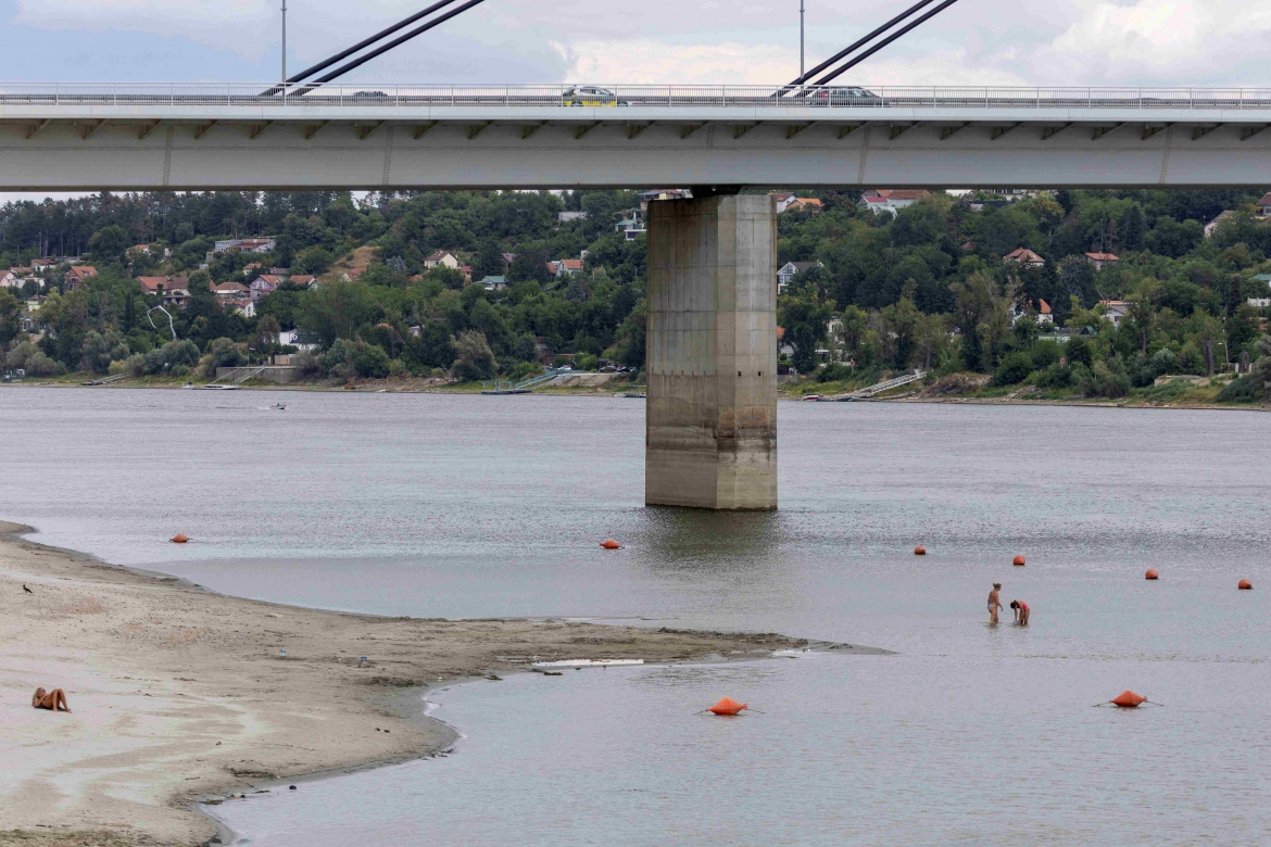Người dân đi bộ dọc theo sông Danube tại Novi Sad, Serbia khi mực nước xuống thấp trong thời tiết nắng nóng kéo dài và khô hạn (Ảnh: Reuters)