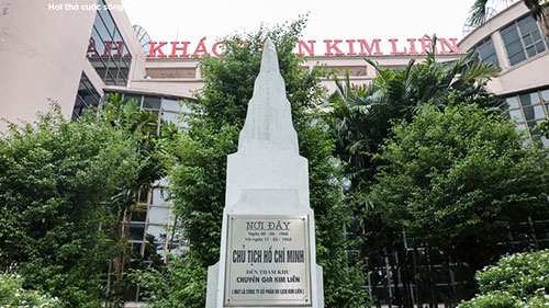 Khách sạn Kim Liên được thành lập năm 1961, tiền thân là khách sạn Bạch Mai. Sau đó, nơi đây mang tên Khách sạn Chuyên gia Kim Liên, trực thuộc Văn phòng Phủ Thủ tướng (nay là Văn phòng Chính phủ), với chức năng phục vụ các chuyên gia nước ngoài đến làm việc tại Việt Nam. Về sau, khách sạn mở rộng hoạt động, phục vụ thêm nhiều nhóm khách hàng.