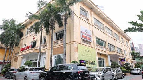 Khách sạn Kim Liên còn là địa điểm tổ chức nhiều hội nghị, sự kiện trong nước và quốc tế, cùng hệ thống tiện ích như sân tennis, bể bơi, phòng xông hơi, massage và bãi đỗ xe.