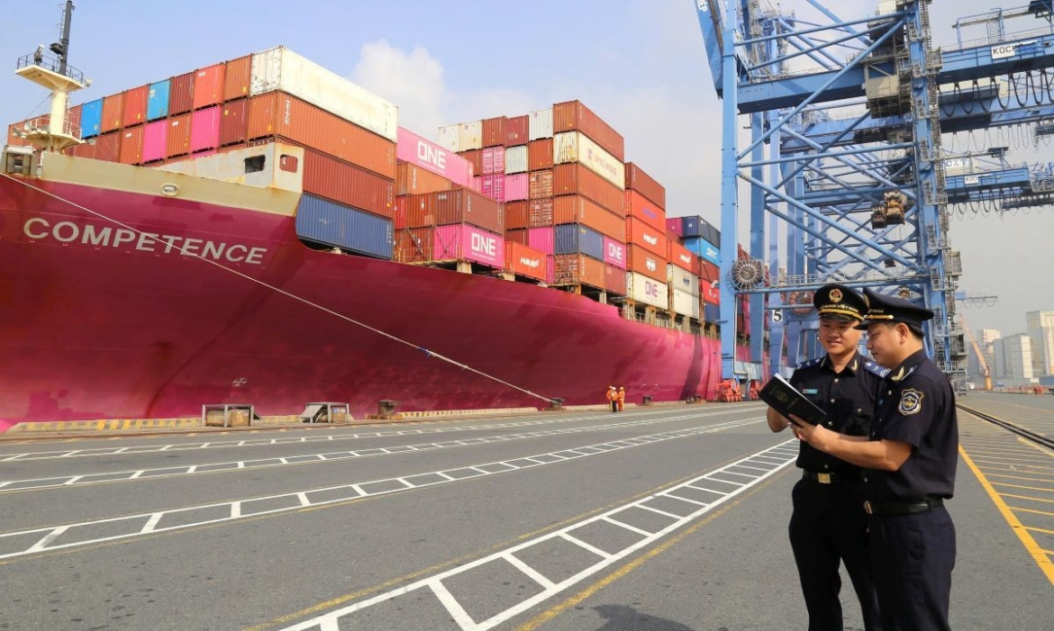 Doanh nghiệp kiến nghị đẩy nhanh thủ tục thông quan hàng hóa ở cảng (Ảnh: T.H)