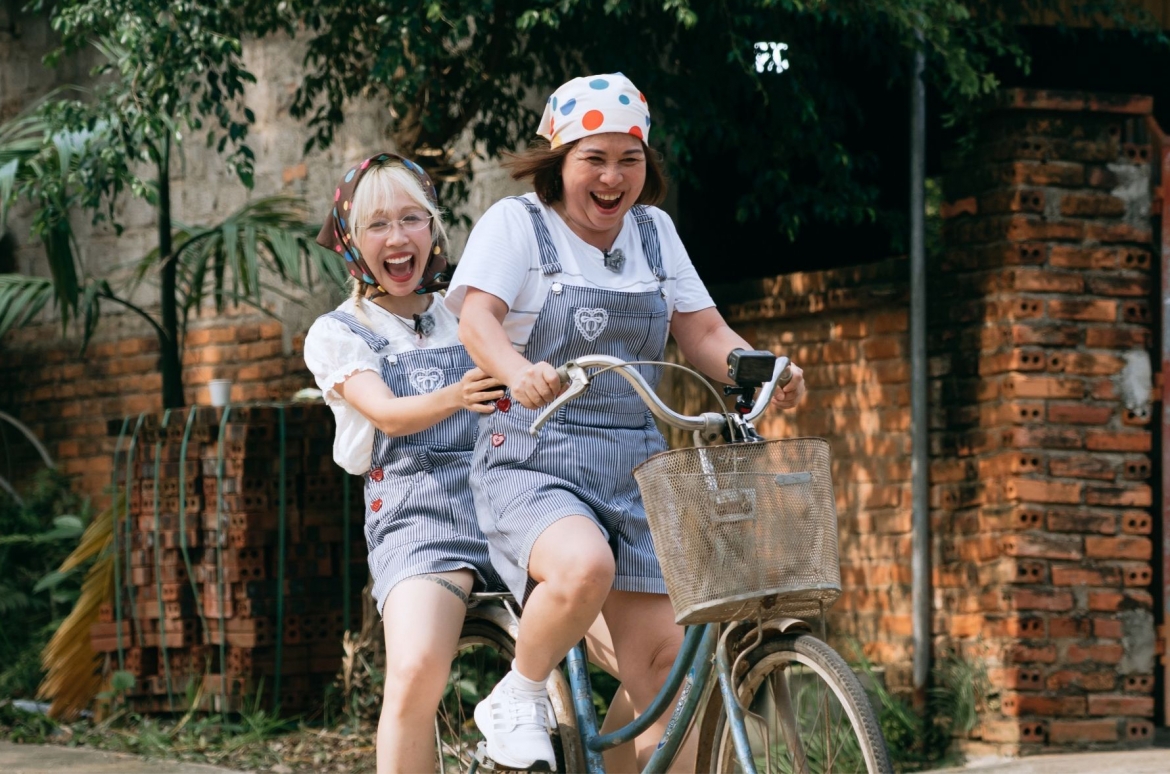Hậu Hoàng cùng mẹ trở về nơi gắn với tuổi thơ của bà tại Phú Thọ.