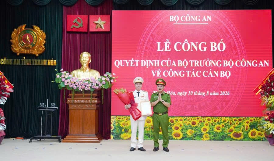Thượng tướng Nguyễn Văn Long, Ủy viên Ban Chấp hành Trung ương Đảng, Thứ trưởng Bộ Công an trao Quyết định cho đồng chí Đại tá Hoàng Quốc Việt. Ảnh: CA Thanh Hóa.