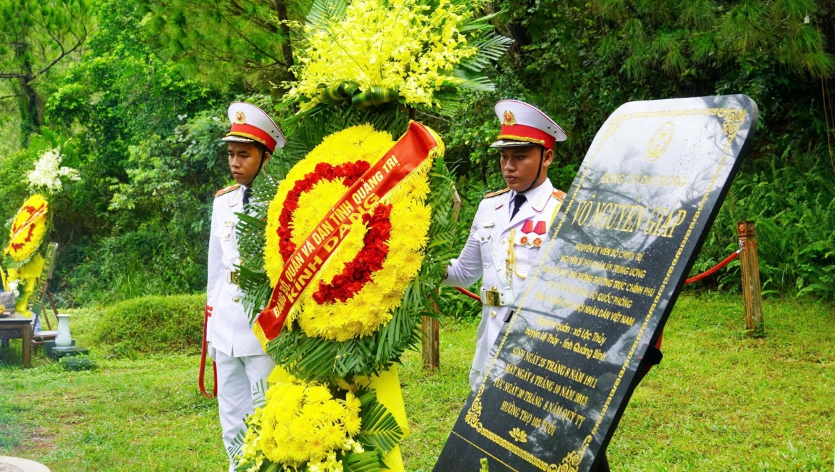 Đến nay đã 13 năm kể từ khi Đại tướng Võ Nguyên Giáp về an nghỉ tại Vũng Chùa- Đảo Yến