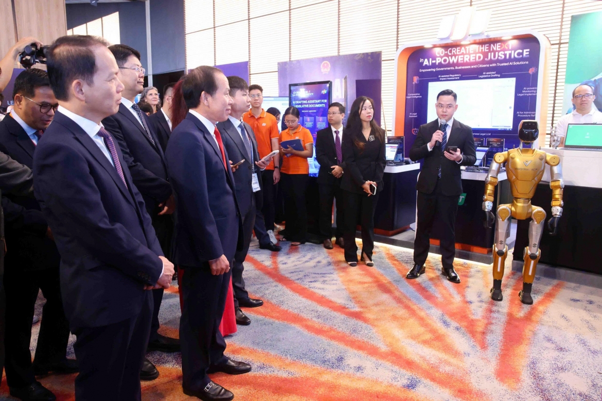 Phó Thủ tướng Lê Tiến Châu, Bộ trưởng Tư pháp Hoàng Thanh Tùng, cùng các đại biểu tham quan triển lãm. 